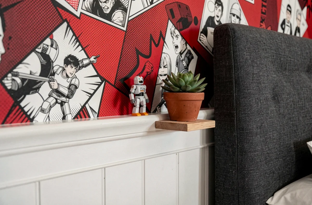 Détail papier peint style bande dessinée dans une chambre de garçon avec figurines robots