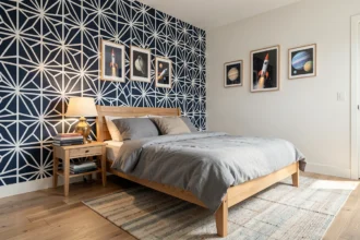 Chambre de garçon avec papier peint géométrique bleu marine et décoration spatiale