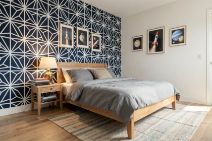 Chambre de garçon avec papier peint géométrique bleu marine et décoration spatiale