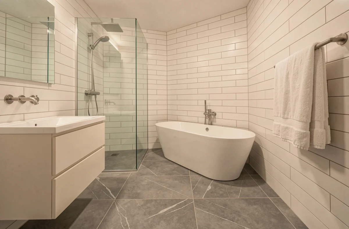 Plan de salle de bain rectangulaire de 10m2 avec baignoire, douche à l'italienne et meuble vasque flottant